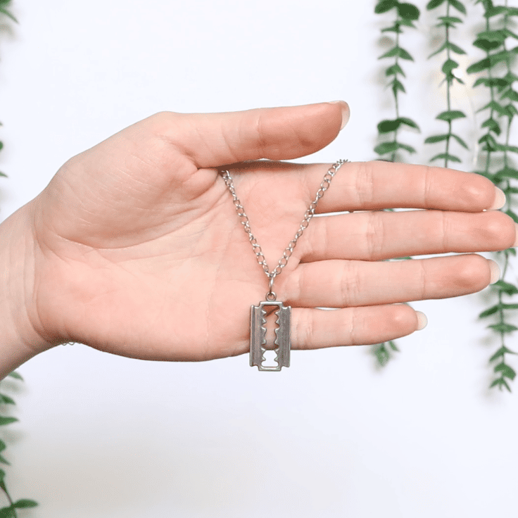 razor-necklace